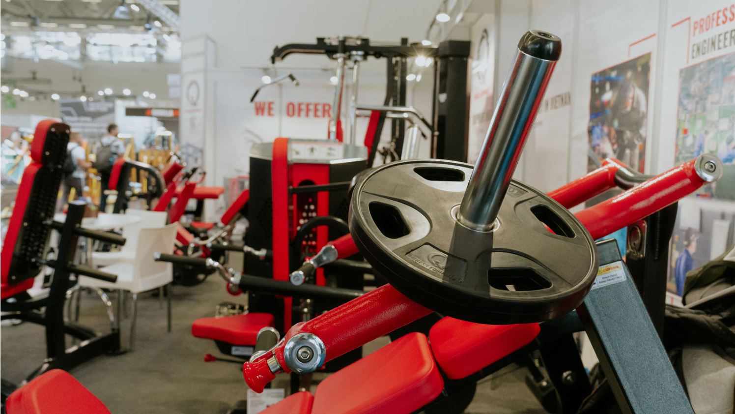 Qli Fitness Equipment experts demonstrating product features at their booth at Fibo Global Fitness 2024